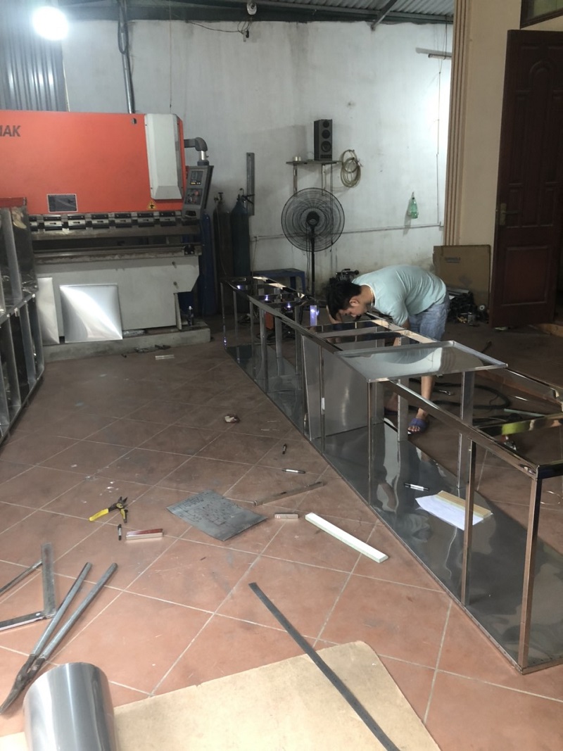 thung-tu-bep-inox-canh-acrylic-bong-guong-10