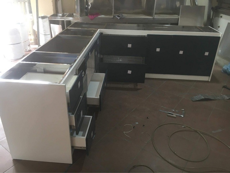 thung-tu-bep-inox-canh-acrylic-bong-guong-12