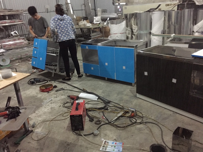 thung-tu-bep-inox-canh-acrylic-bong-guong-16